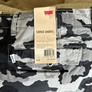 Levi’s Cargo Shorts sz 42 NWT